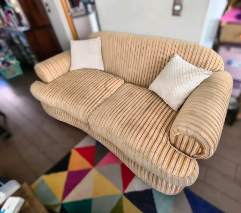 Sofá de dos plazas beige con cojines - 2
