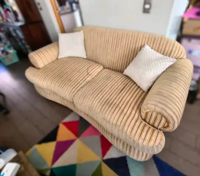 Sofá de dos plazas beige con cojines - miniatura 2