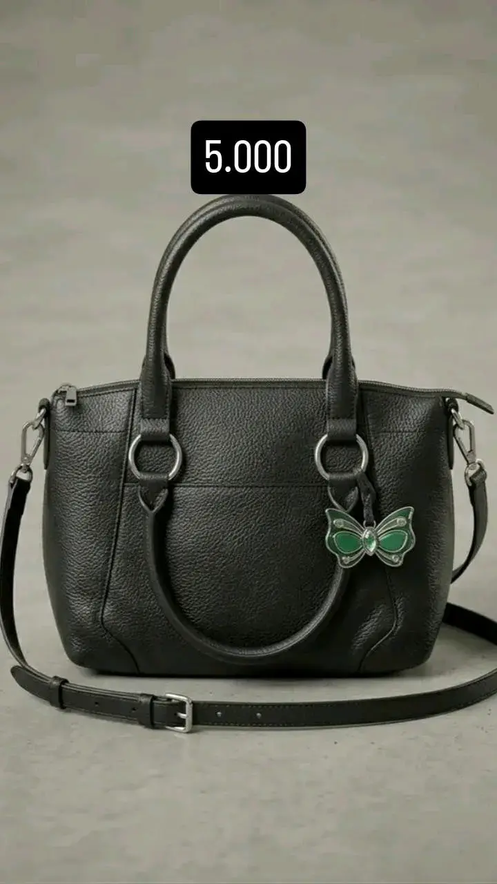 Bolso negro con adorno de mariposa
