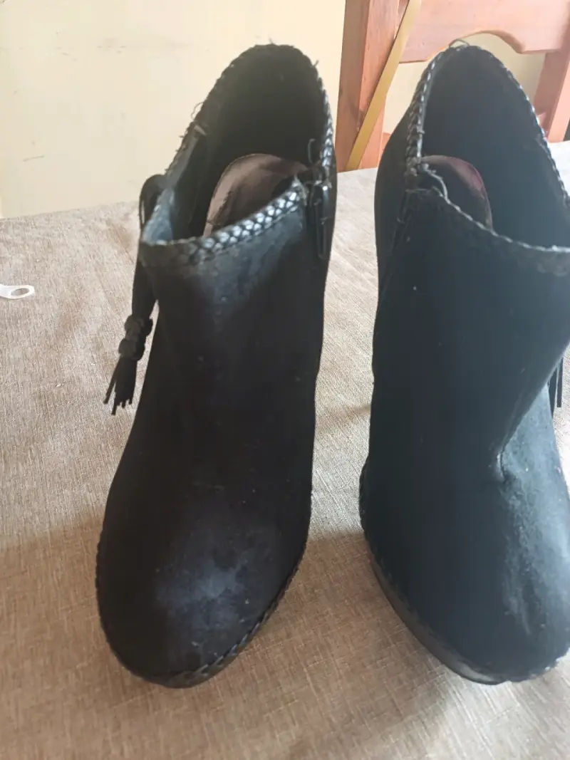 Botines de tacón alto negros con flecos - 1