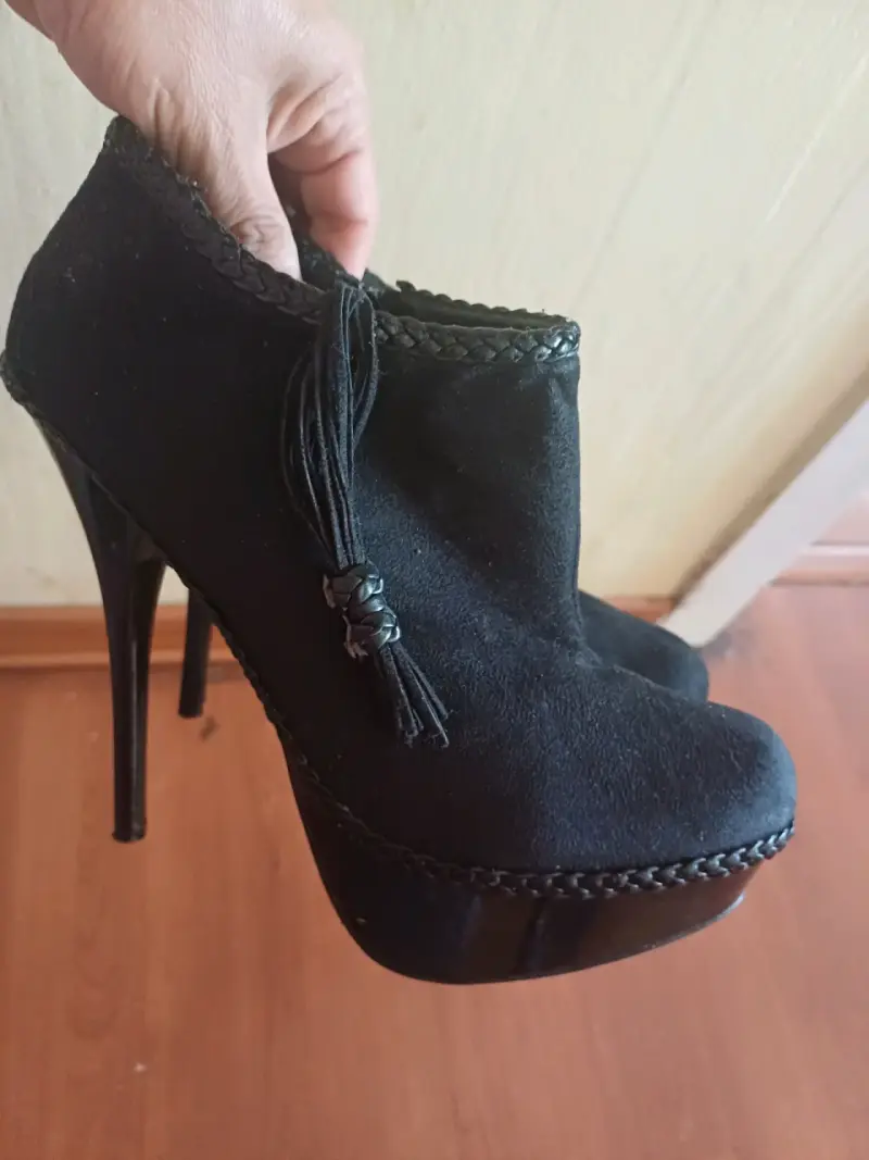 Botines de tacón alto negros con flecos - 2