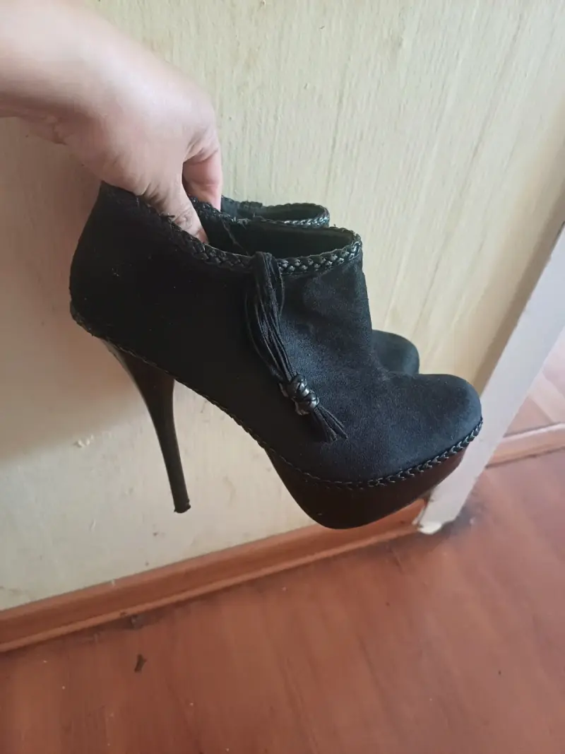 Botines de tacón alto negros con flecos - 3