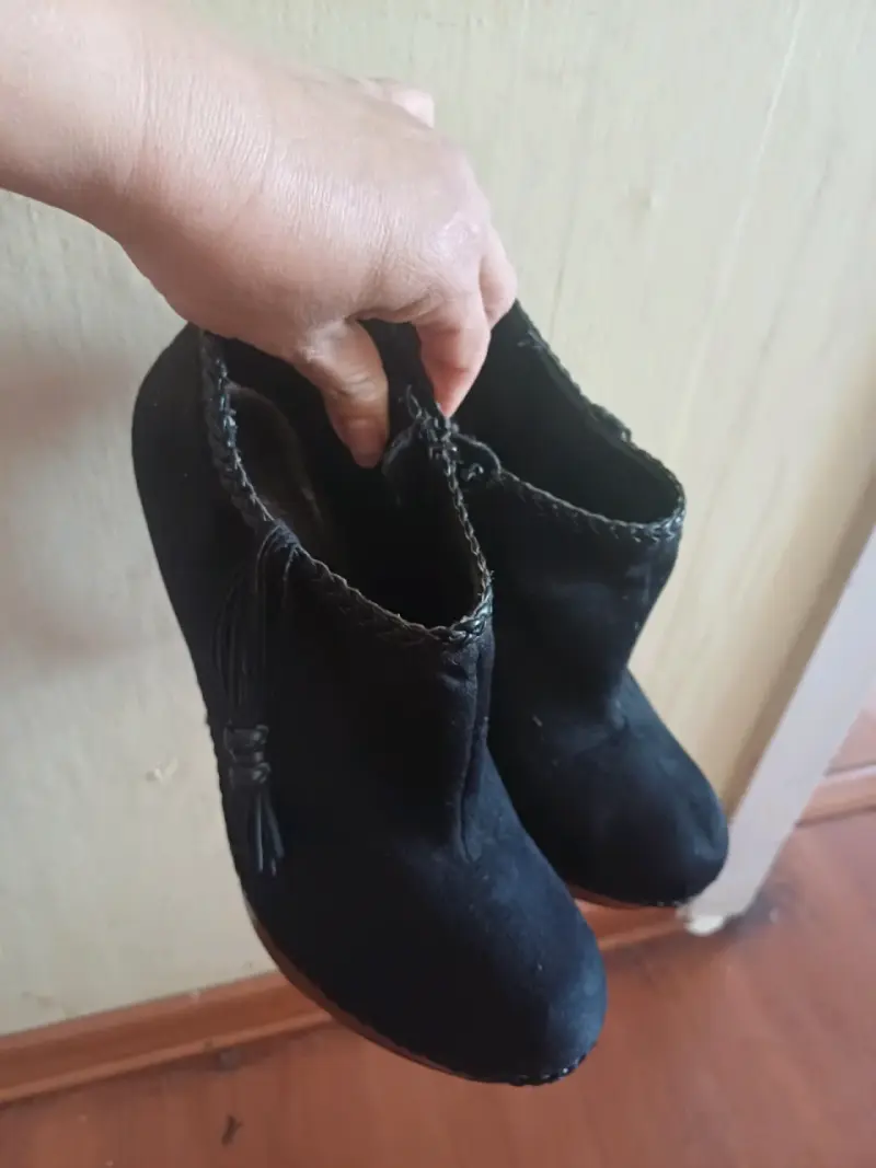 Botines de tacón alto negros con flecos - 4