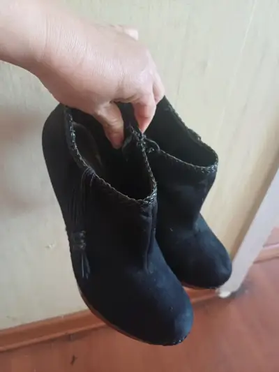 Botines de tacón alto negros con flecos - miniatura 4