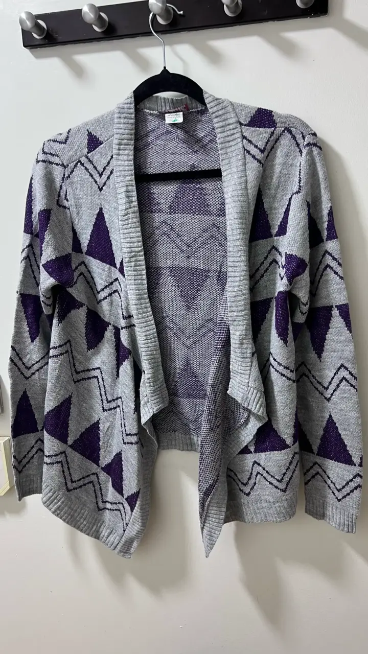 Cardigan gris con diseño geométrico - 1