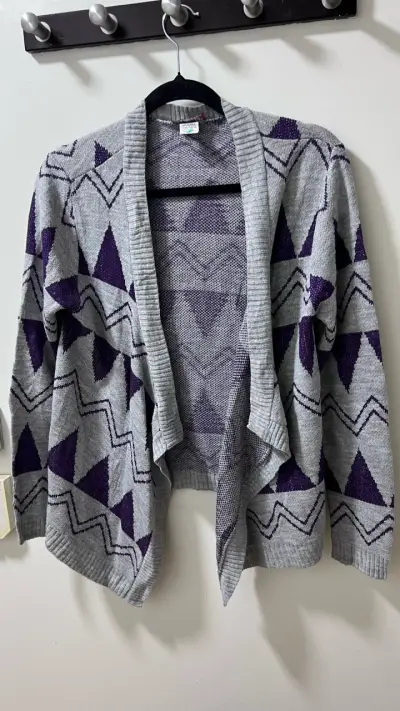 Cardigan gris con diseño geométrico - miniatura 1