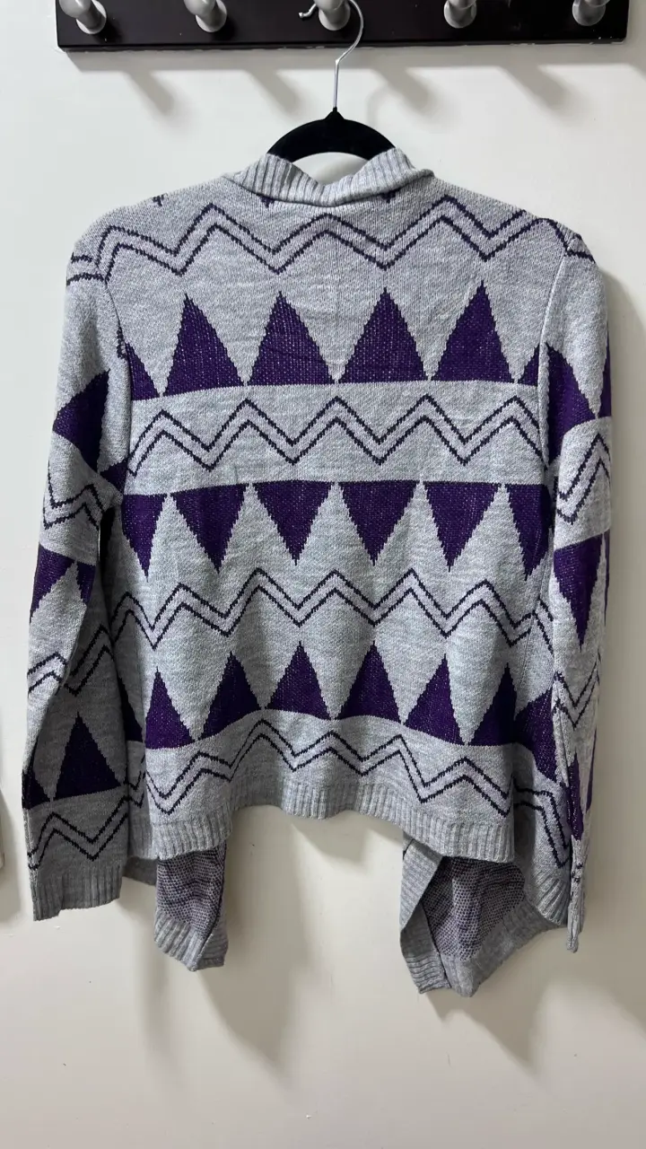 Cardigan gris con diseño geométrico - 2