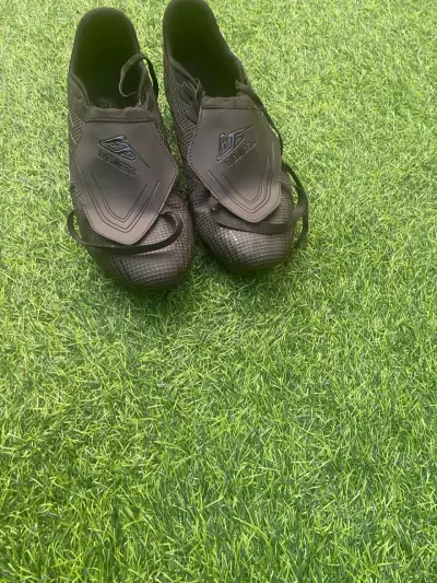 Botines de fútbol negros para césped - miniatura 2