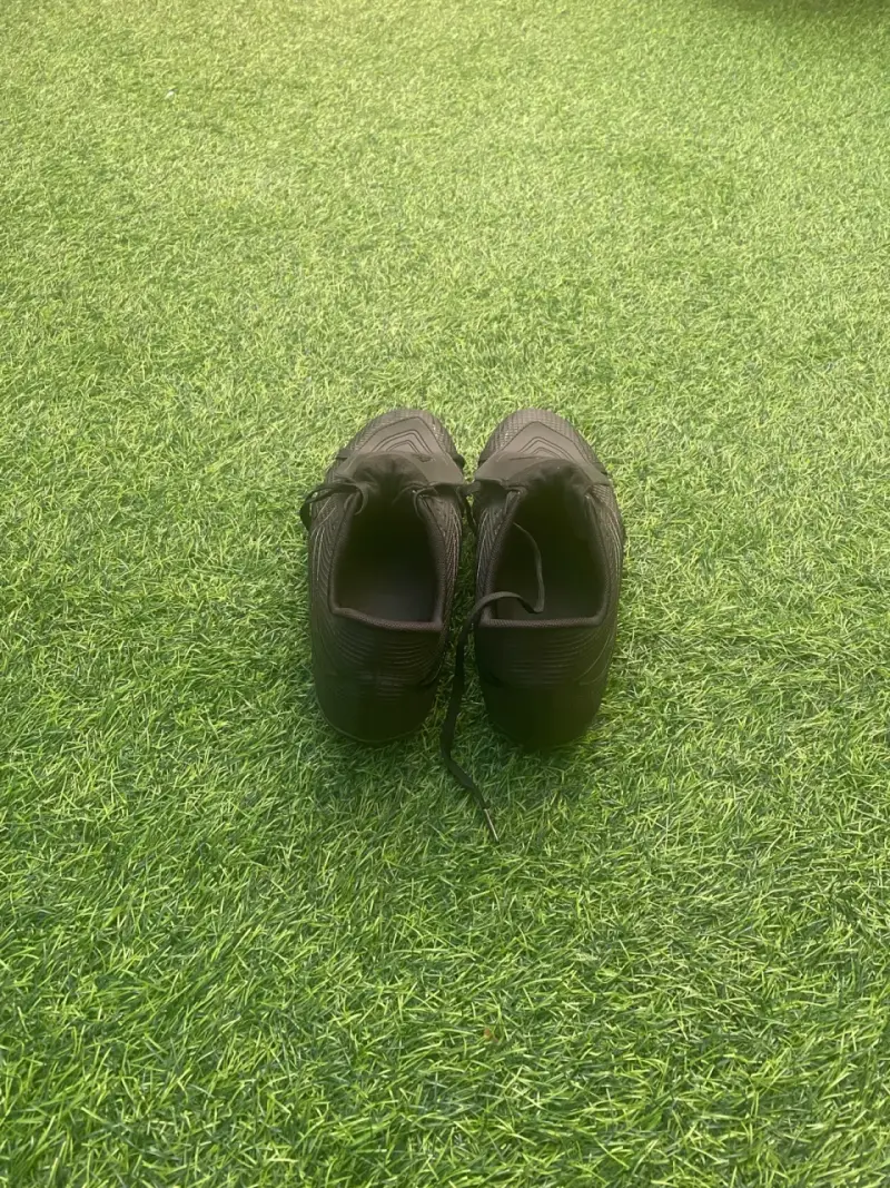 Botines de fútbol negros para césped - 3