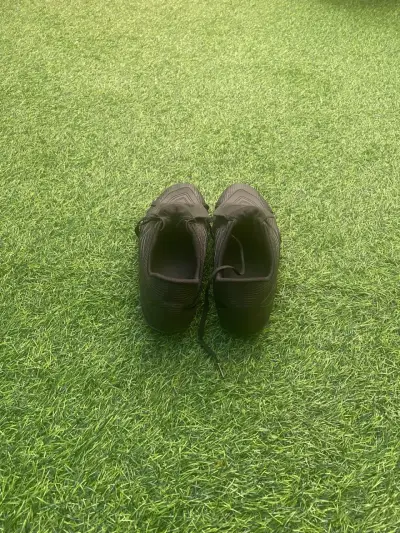 Botines de fútbol negros para césped - miniatura 3