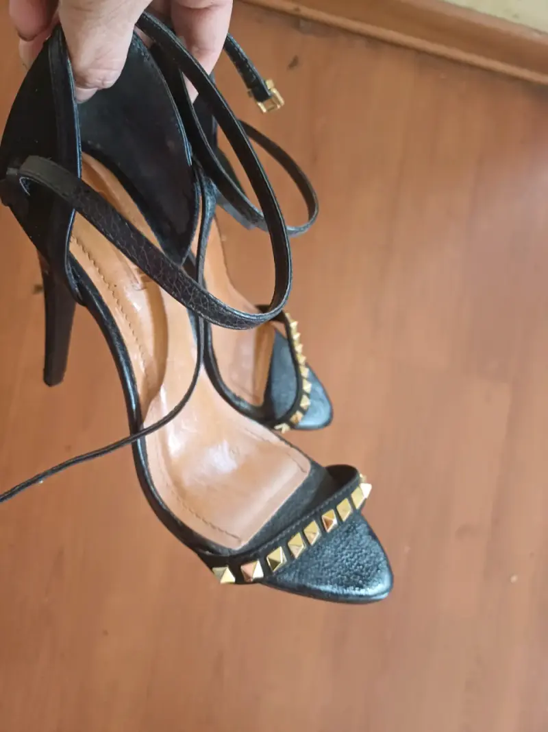 Tacones negros con tachas doradas - 1