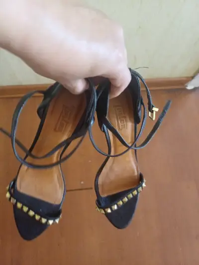 Tacones negros con tachas doradas - miniatura 2