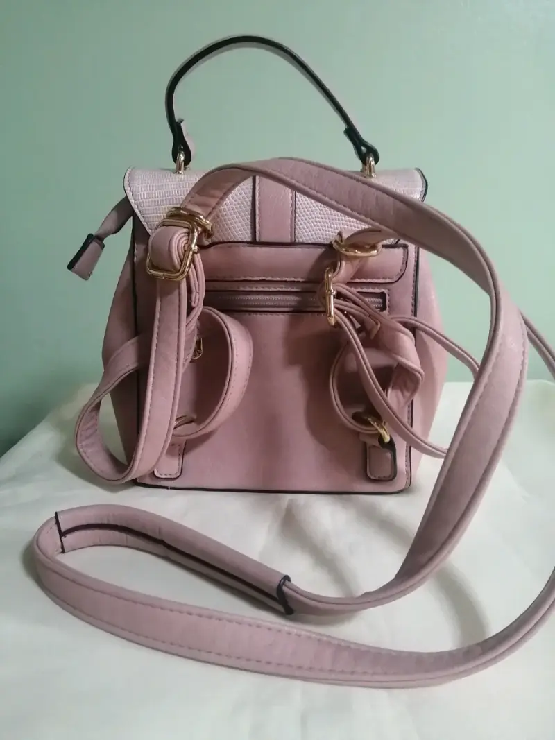 Bolso de mano/mochila rosa con diseño elegante. - 2