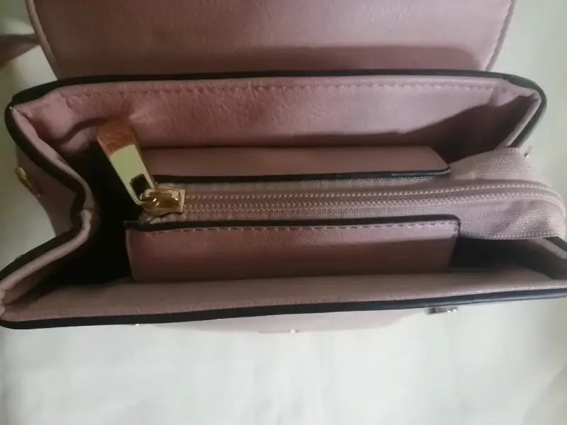 Bolso de mano/mochila rosa con diseño elegante. - 4