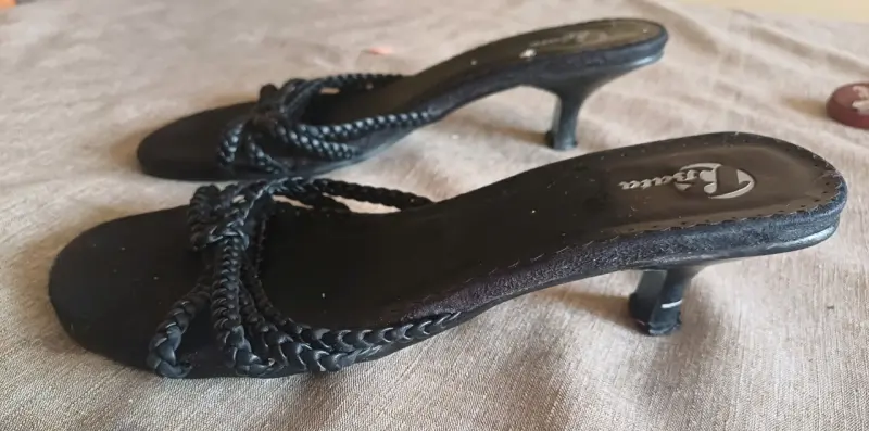 Sandalias de tacón negro con diseño. Pies trenzado - 1
