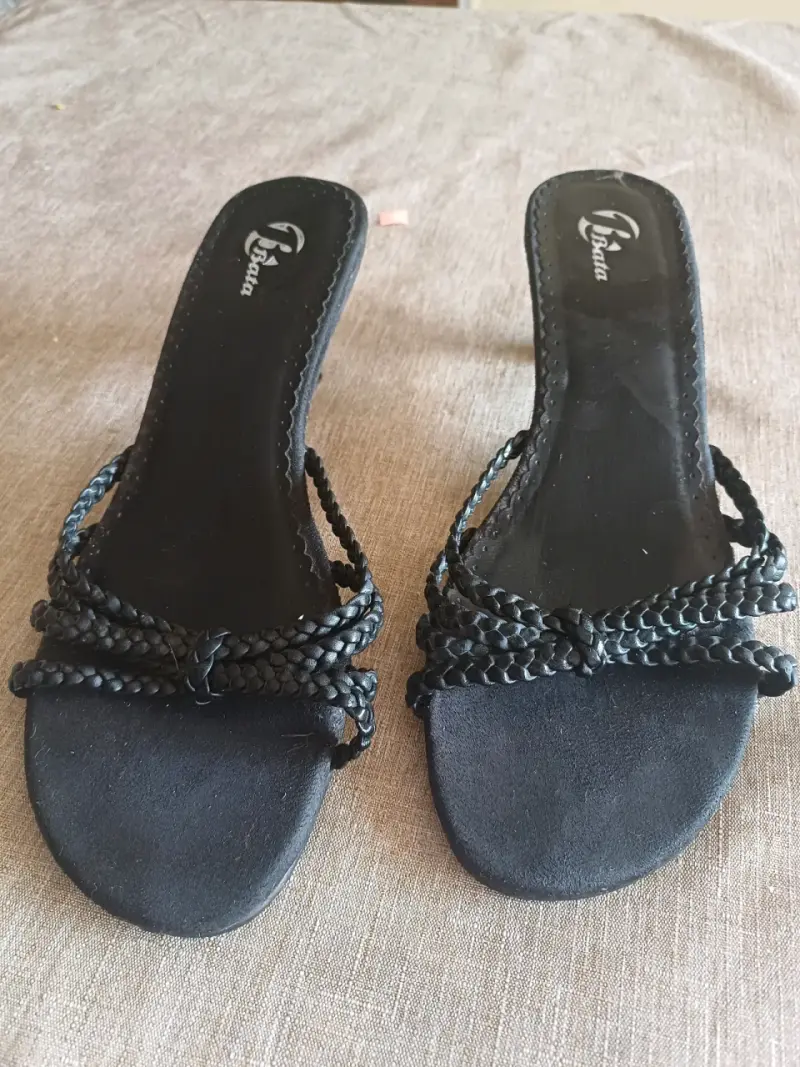 Sandalias de tacón negro con diseño. Pies trenzado - 2