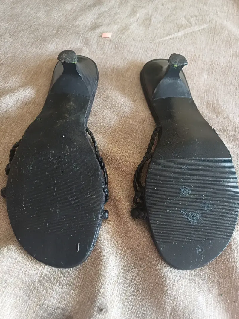 Sandalias de tacón negro con diseño. Pies trenzado - 3