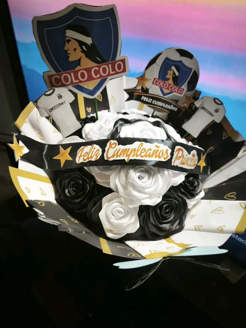 Ramo de flores temático Colo-Colo para cumpleaños