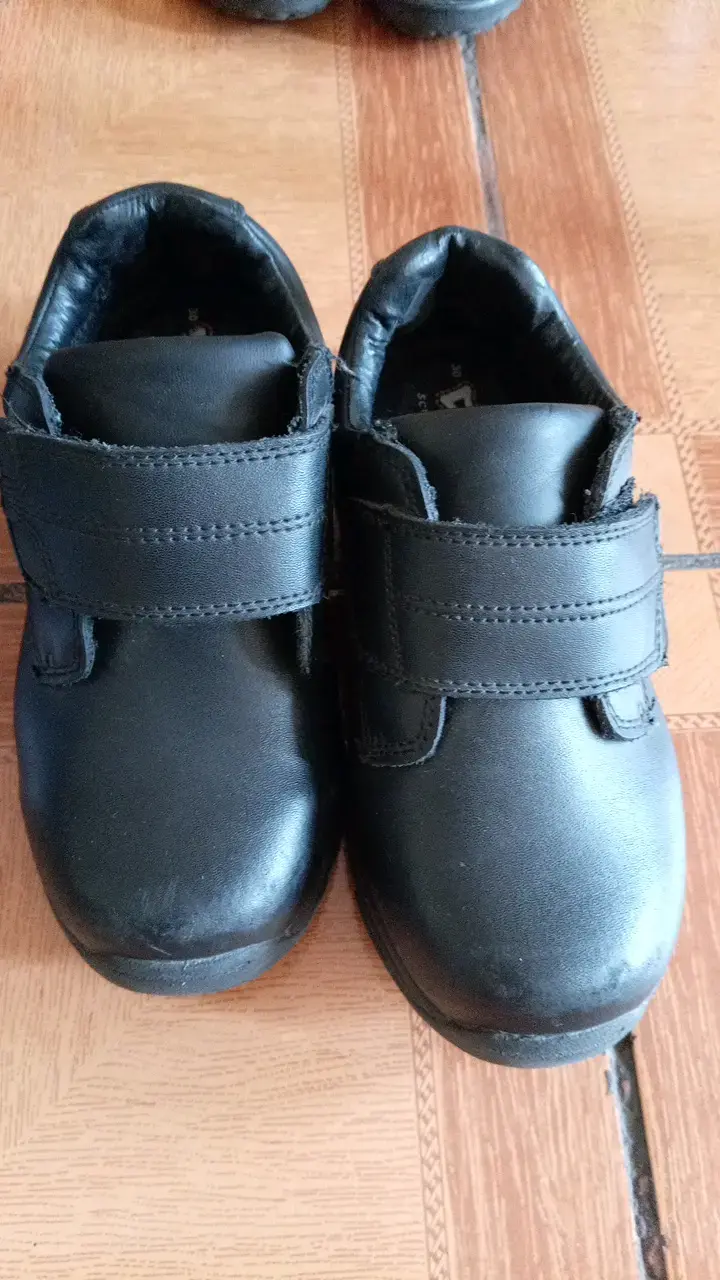 Zapatos escolares negros para niños con velcro - 1