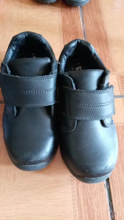 Zapatos escolares negros para niños con velcro - miniatura 1