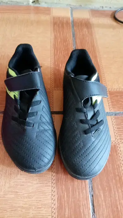 Zapatos escolares negros para niños con velcro - miniatura 2