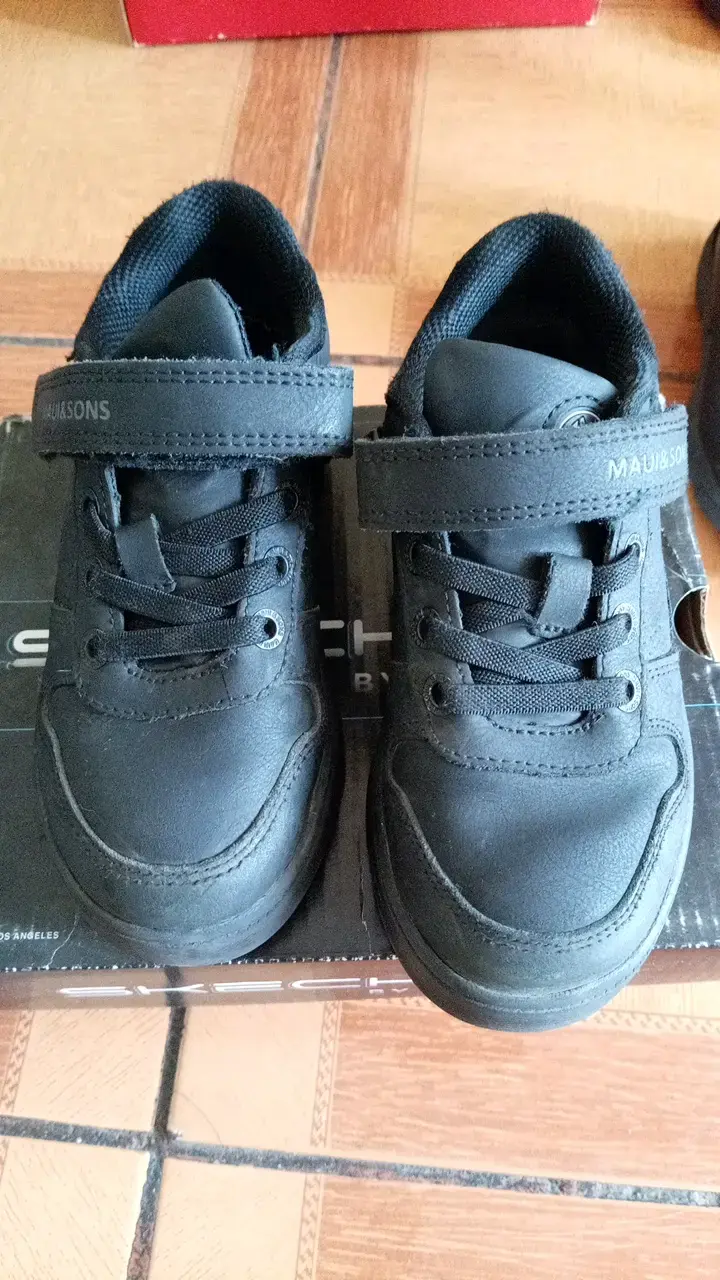 Zapatos escolares negros para niños con velcro - 3