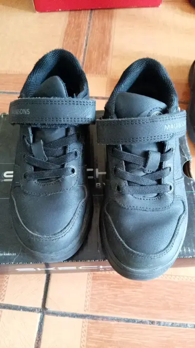 Zapatos escolares negros para niños con velcro - miniatura 3