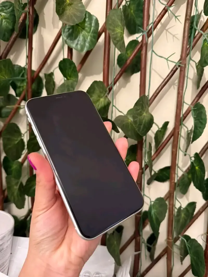 iPhone 11 blanco en buen estado - 1