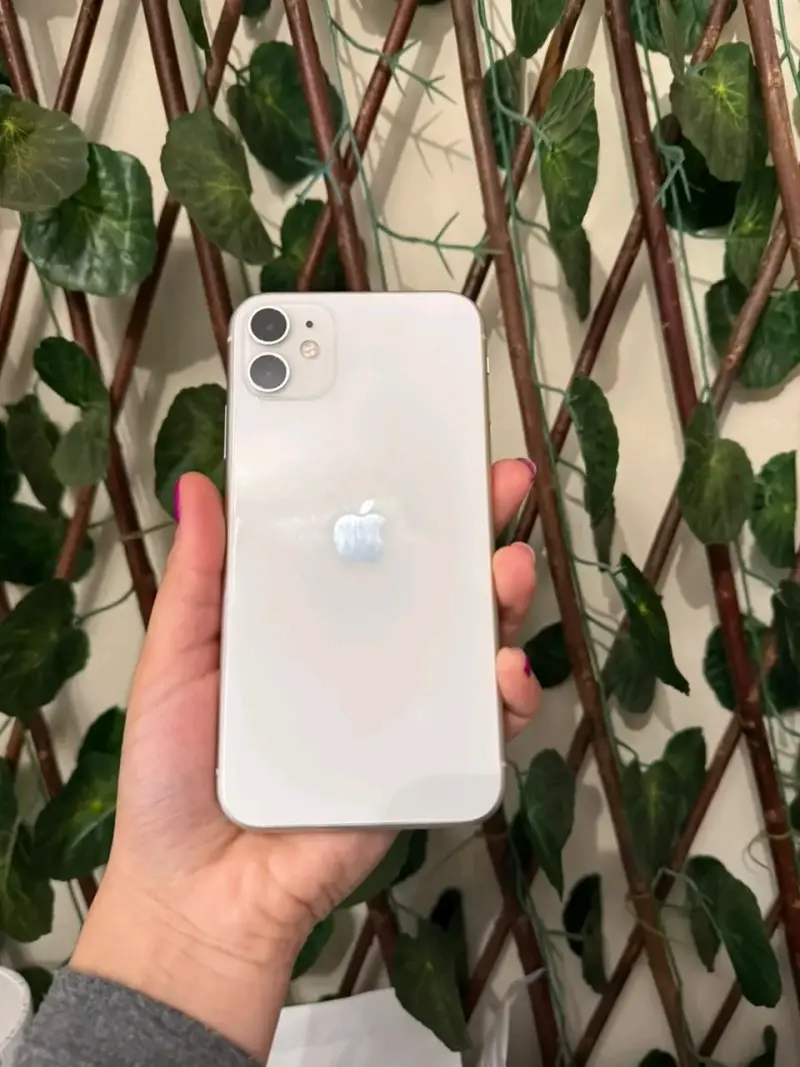 iPhone 11 blanco en buen estado - 2