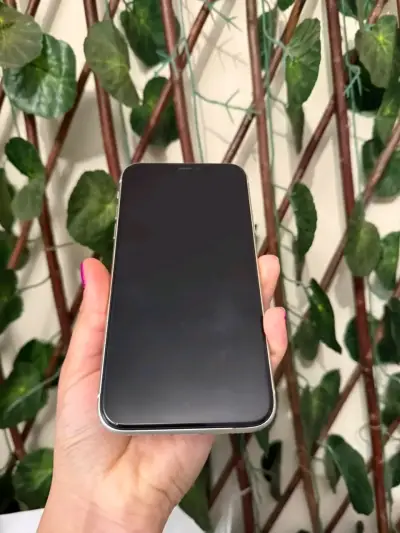 iPhone 11 blanco en buen estado - miniatura 3
