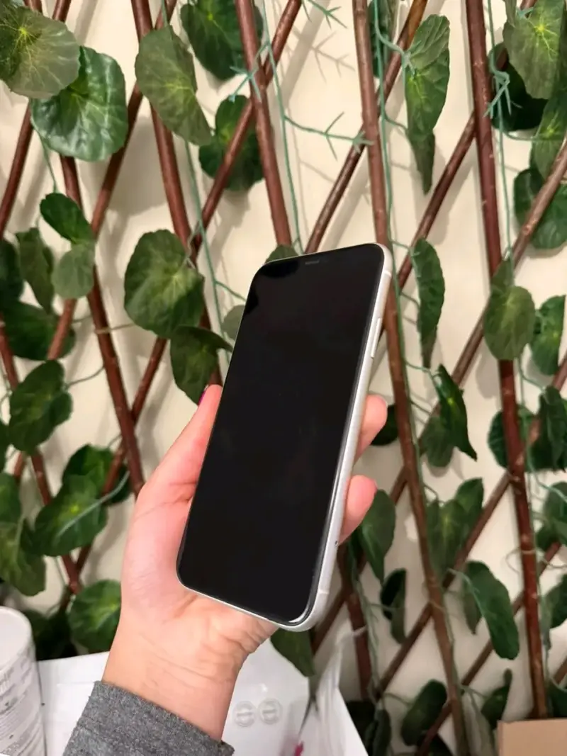 iPhone 11 blanco en buen estado - 4