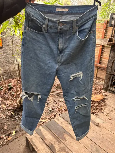 Jeans de mujer desgastados Levi's - miniatura 1