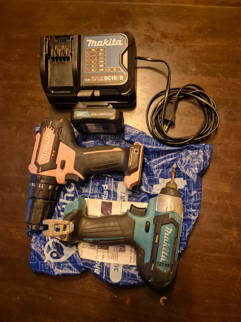 Kit de taladros Makita con cargador y batería - 1