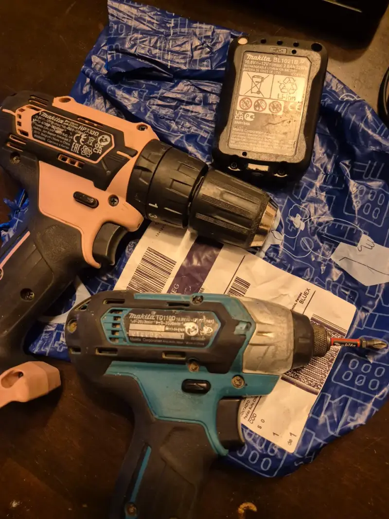 Kit de taladros Makita con cargador y batería - 2