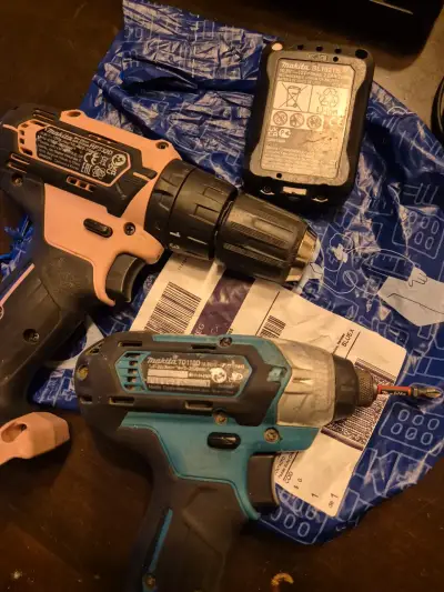 Kit de taladros Makita con cargador y batería - miniatura 2