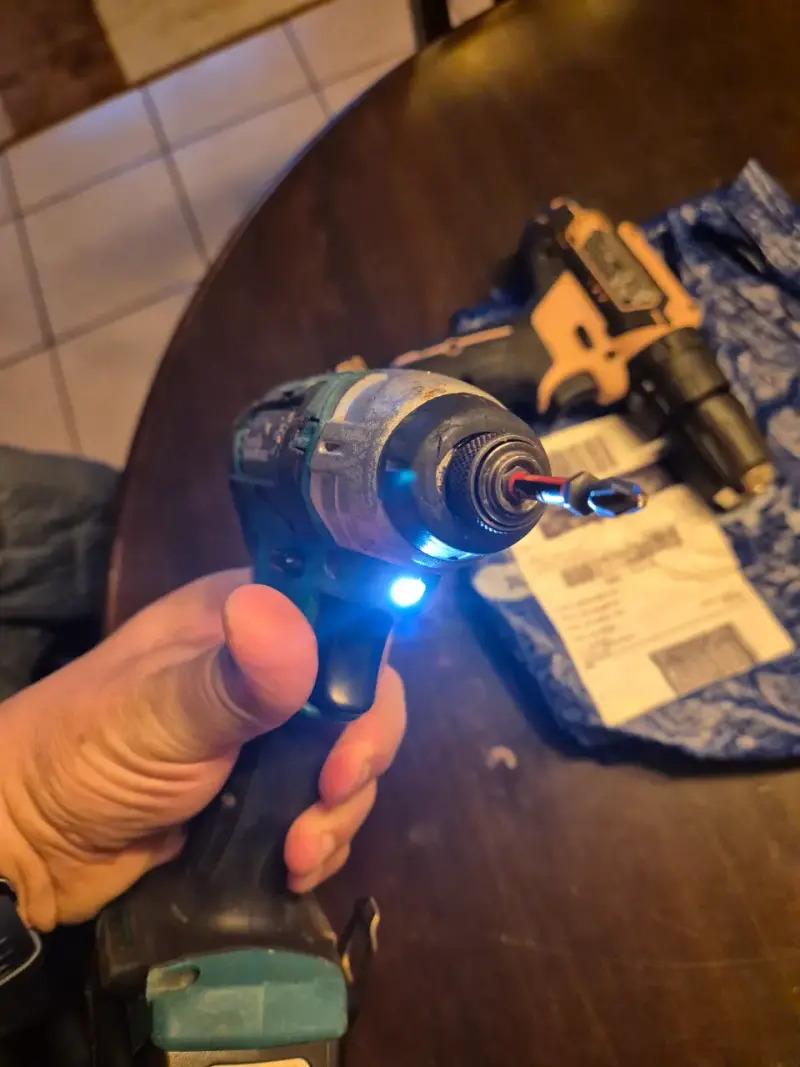Kit de taladros Makita con cargador y batería - 3
