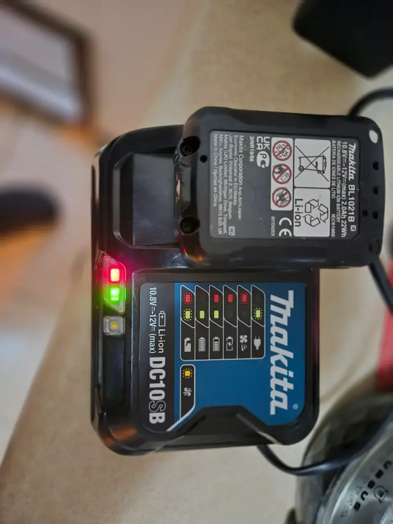 Kit de taladros Makita con cargador y batería - 5