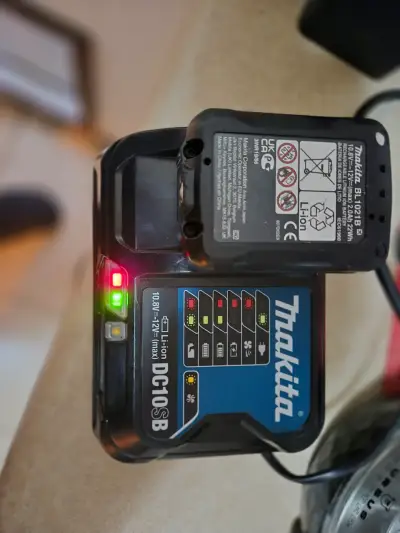 Kit de taladros Makita con cargador y batería - miniatura 5