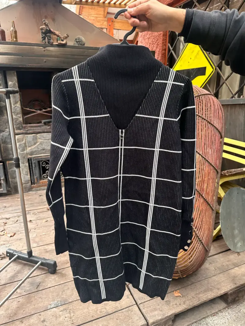 Vestido de punto negro con diseño de cuadros - 1