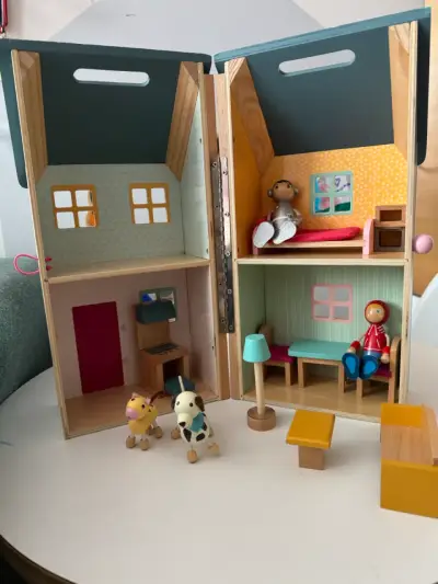 Casa maleta amoblada de juguete Castilá - miniatura 2