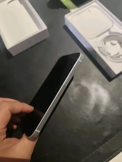 iPhone 15 en buen estado con caja y accesorios - miniatura 1