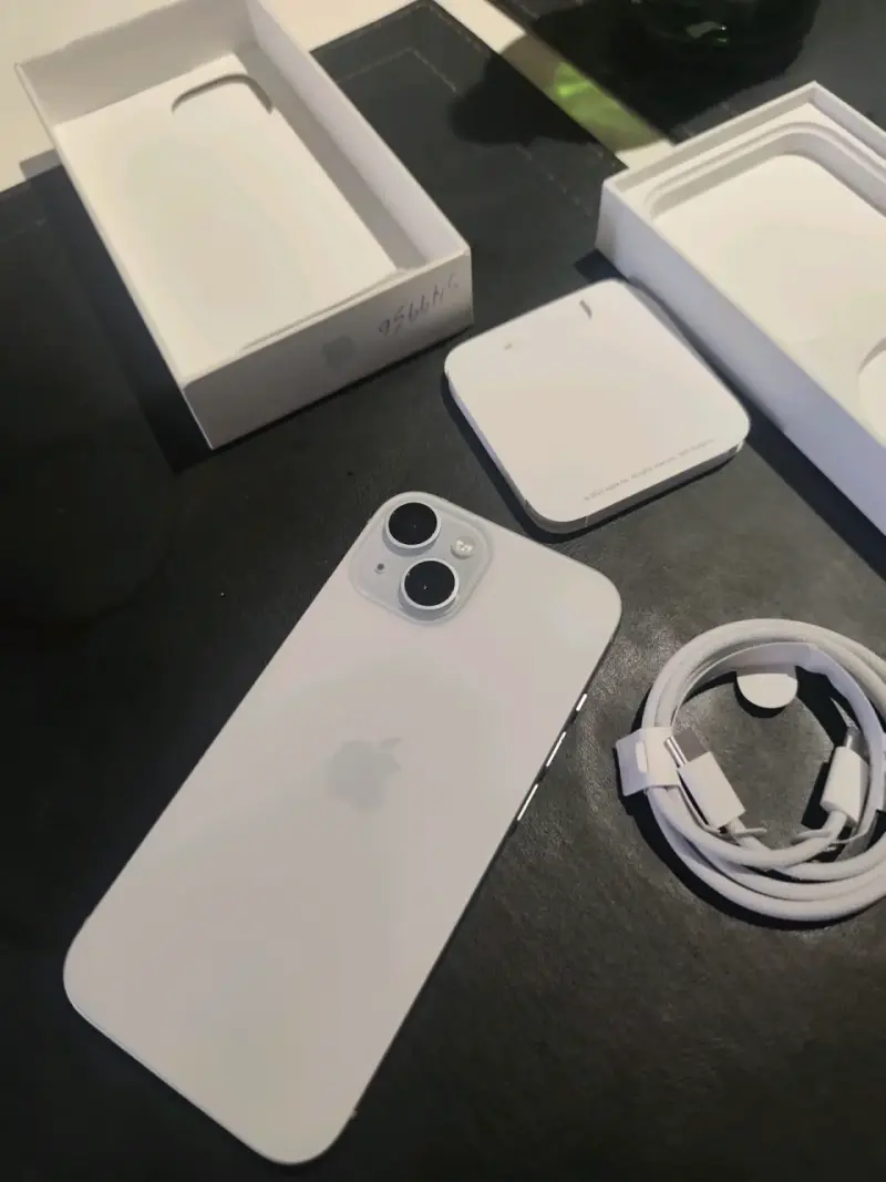 iPhone 15 en buen estado con caja y accesorios - 2