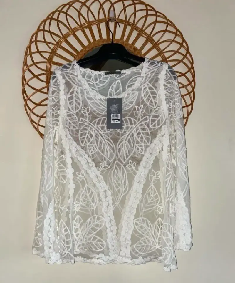 Blusa de encaje blanco con diseño wados