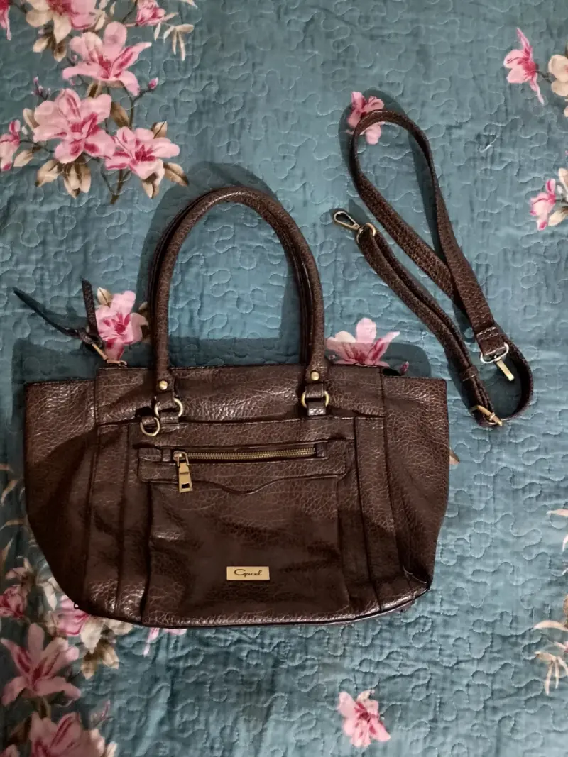 Bolso de cuero marrón con correa ajustable