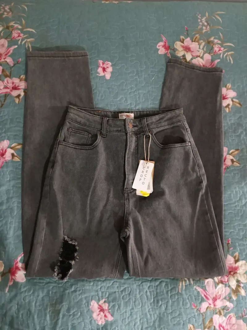 Jeans gris con diseño rasgado para mujer - 1