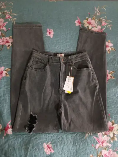 Jeans gris con diseño rasgado para mujer - miniatura 1