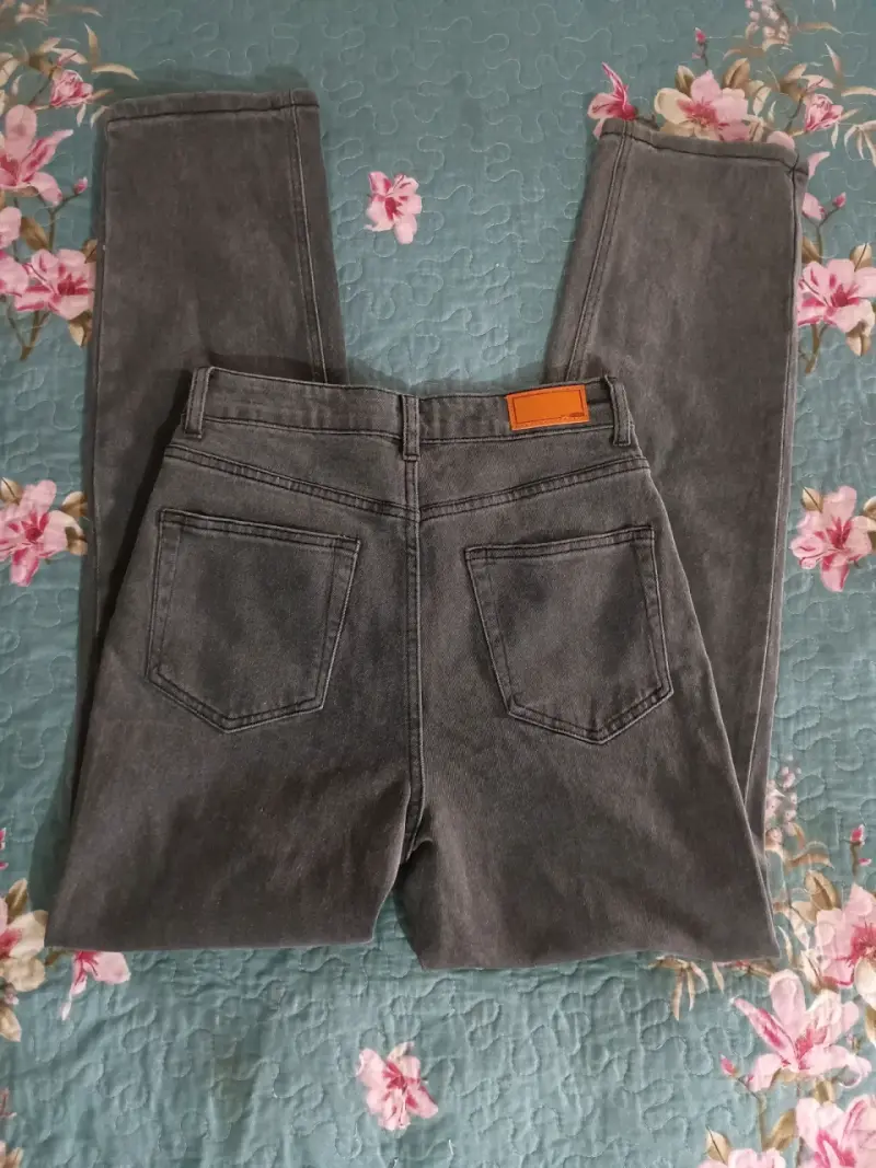 Jeans gris con diseño rasgado para mujer - 2