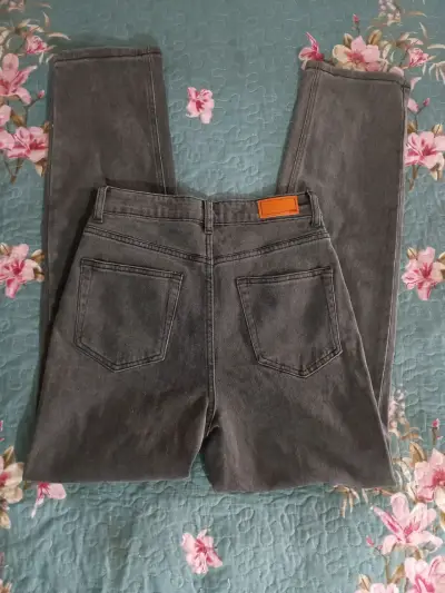 Jeans gris con diseño rasgado para mujer - miniatura 2