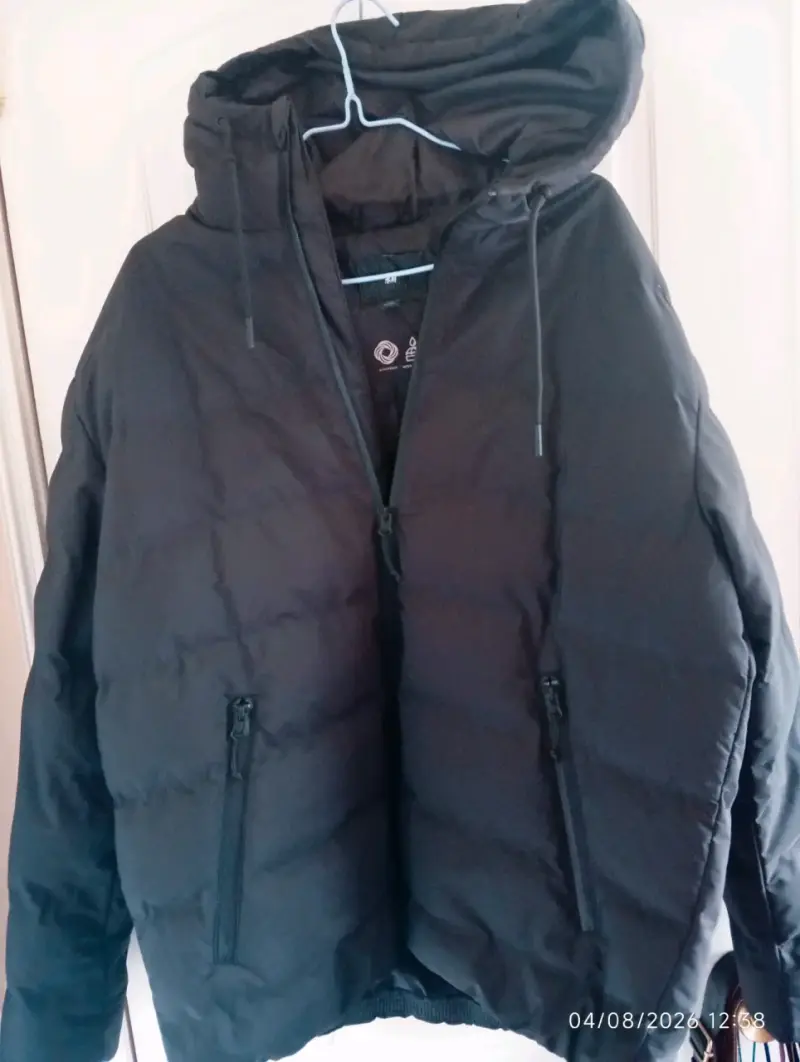 Chaqueta acolchada negra con capucha para hombre - 1