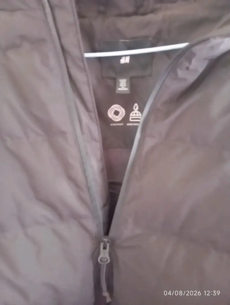 Chaqueta acolchada negra con capucha para hombre - 3
